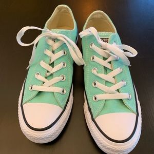 Women’s mint green low top Converse size 6